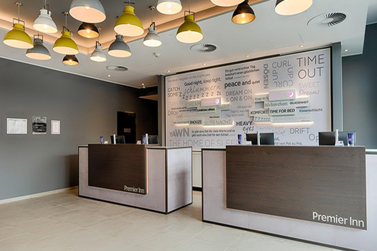 Premier Inn Hamburg City Klostertor Экстерьер фото