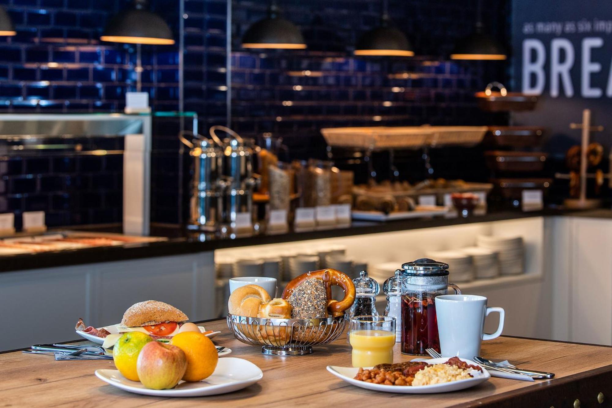 Premier Inn Hamburg City Klostertor Экстерьер фото